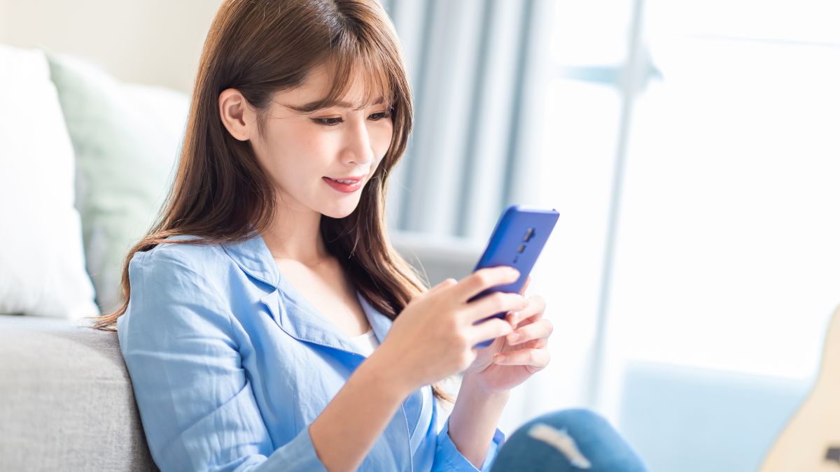 LINEでメッセージを送信する女性