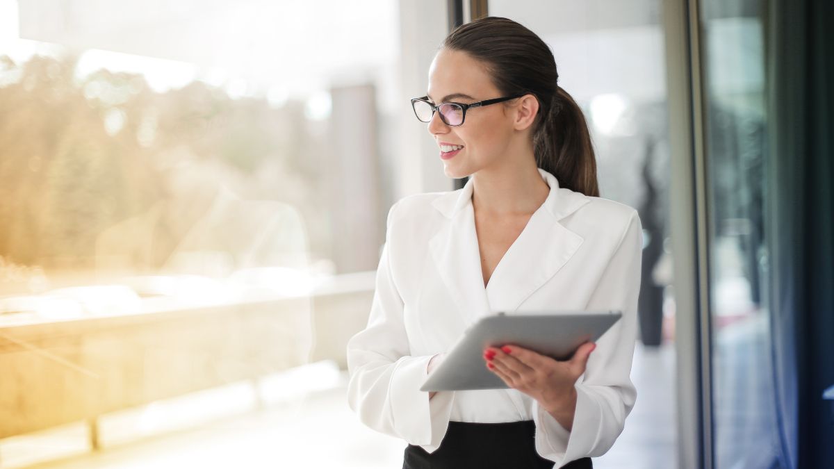 会社の窓から外を眺める女性