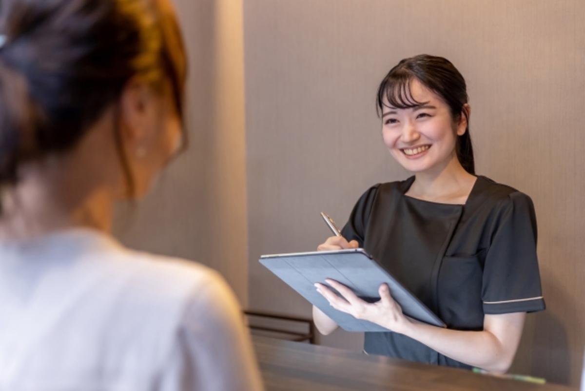 接客するエステ店員