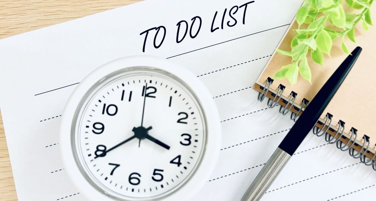 「TO DO LIST」と書かれた紙と時計とペン