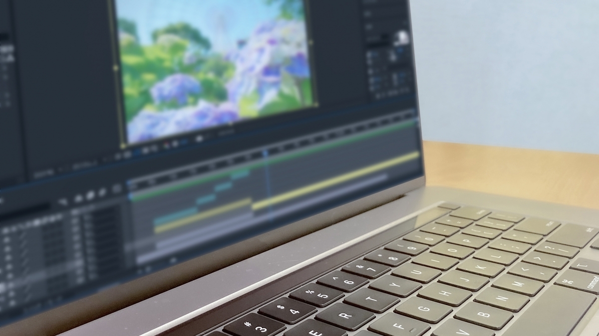 動画編集をしているパソコン画像