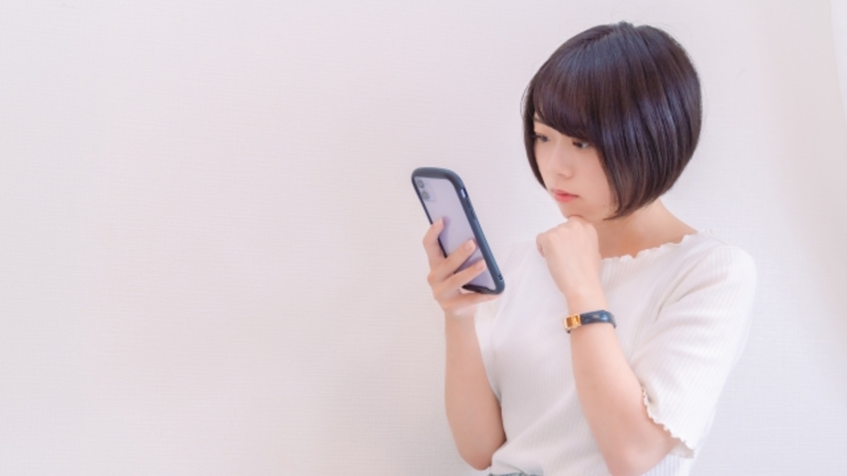 スマホを見る女性